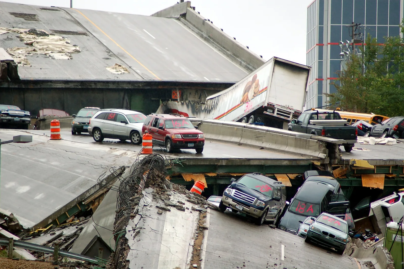 Image I35W Collapse   Day 4   Operations & Scene (95) edit